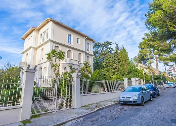 Close Croisette-Modern-A/C-Congress-Beaches